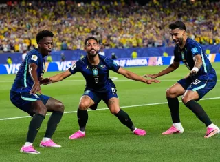 Matheus Cunha (9) celebra uno de sus goles junto a Vinícius Jr. (izq.) y Lucas Paquetá. Foto: EFE