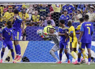 Eloy Room (c), portero de Curazao, ataja un balón ante Ecuador. /Foto: EFE