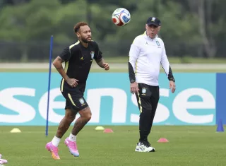l seleccionador de Brasil, Carlo Ancelotti (d), observa al jugador Neymar durante un entrenamiento en el centro de entrenamiento. /Foto: EFE