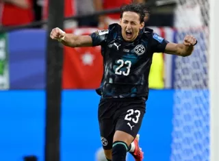 Matías Galarza, de Paraguay, celebra su gol anotado.