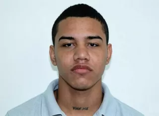 Mató a un hombre de una puñalada en el cuello y ahora lo buscan