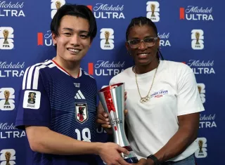 Atheyna Bylon (der.) entrega el trofeo de Jugador Más Valioso al japonés Ayase Ueda. 
