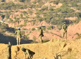 Integrantes del Ejercito de Bolivia custodian para evitar nuevos puntos de bloqueo en el área de Parotani (Bolivia).  Foto. EFE