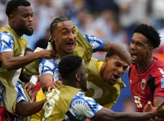 Jugadores de Cabo Verde festejan el primer gol anotado ante Uruguay. 