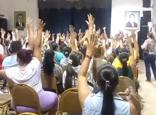 Los padres de familia del Colegio Papa Francisco votan por clases virtuales. Foto. Thays Domínguez