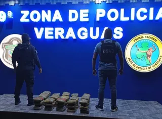 El decomiso se produjo luego de que los agentes observaran la narcomercancía abandonada en la zona costera.  /  Foto: PN