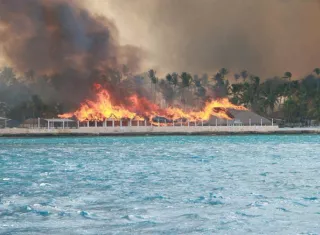  Las causas del incendio en un gran hotel en el este de República Dominicana, que dejó un fallecido hasta el momento, permanecen bajo investigación y serán determinadas por una comisión técnica, según aseguró este sábado la directiva del hotel. Foto. Redes