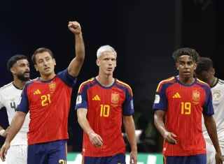 Mikel Oyarzábal (i), Dani Olmo (c) y Lamine Yamal. Foto: EFE