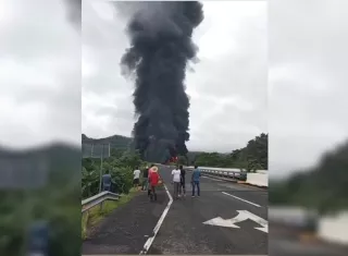 Camión se incendia y cisterna explota en Viguí 