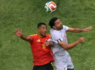 El belga Youri Tielemans (8) y el iraní Saman Ghoddos (14) disputan el balón. 
