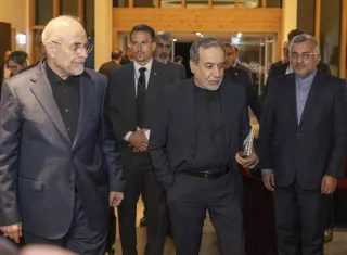 El presidente del Parlamento de Irán, Mohamad Baqer Qalibaf (izq.), y el ministro de Asuntos Exteriores de Irán, Abás Araqchí (centro), asistIeron a una reunión en el complejo de Bürgenstock, en Obbürgen, cerca de Lucerna (Suiza). Foto. EFE
