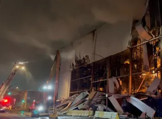 El incendio comenzó el miércoles en el tejado y se reactivó durante los últimos días por lo que las autoridades declararon este sábado el estado de emergencia. Foto. EFE