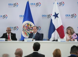 el secretario general de la Organización de los Estados Americanos (OEA), Albert R. Ramdin; el canciller de Panamá, Javier Martínez Acha y la secretaria general adjunta de la OEA, Laura Gil, participan en una rueda de prensa previa a la 56 Asamblea General de la OEA este domingo