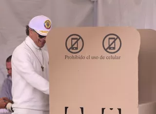 Gustavo Petro, aseguró que la Registraduría, que organiza las elecciones, está subiendo formularios electorales "sin firmas de jurados". Foto. EFE