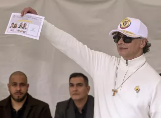 El presidente de Colombia, Gustavo Petro, muestra su voto en la segunda vuelta de las elecciones presidenciales este domingo, que elegirá a quien gobernará al país en el periodo 2026-2030. Foto. EFE