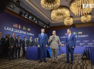 El vicepresidente de EE.UU. JD Vance (i), el primer ministro de Pakistán, Shehbaz Sharif (c), y el primer ministro de Catar, Mohamed bin Abdulrahmán (d), durante las conversaciones entre EE.UU. e Irán, mediadas por Pakistán y Catar, en el complejo Buergenstock en Suiza. Foto. EFE