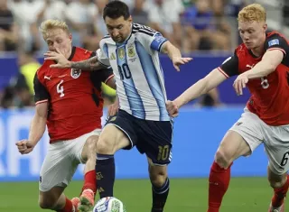 Lionel Messi (c) conduce el balón durante el encuentro entre Argentina y Austria. Foto: EFE
