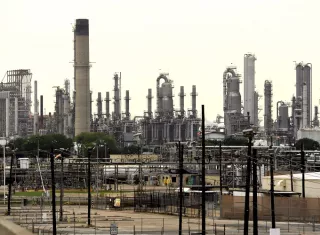 Antes de la imposición del cerco estadounidense, Irán solía cargar más de 1,5 millones de barriles diarios para su exportación. 