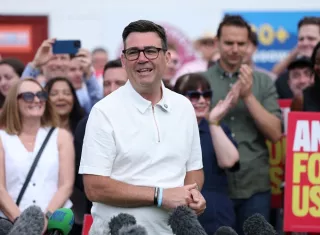 El exalcalde de Mánchester, Andy Burnham, en un mitin con sus simpatizantes tras lograr un escaño como diputado en la Cámara de los Comunes. Foto. EFE