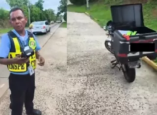 El agente de la ATTT indica que a partir de hoy es de uso obligatorio del chaleco reflectivo. 