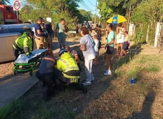 Las situaciones de urgencia que requieren la intervención inmediata de paramédicos, enfermeras y médicos son cada vez más frecuentes, afectando tanto a comunidades urbanas como rurales en casos de siniestros viales. Foto. Ilustrativa