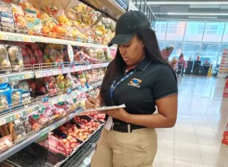 La entidad también pidió a los consumidores verificar la fecha de vencimiento, revisar el estado de los alimentos