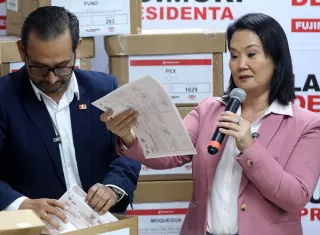 La candidata derechista Keiko Fujimori, ganadora de la segunda vuelta de las elecciones presidenciales de Perú, muestra las actas y aseguró que espera que en los próximos días el Jurado Nacional de Elecciones proclame oficialmente los resultados para comenzar a componer su gobierno. Foto. EFE