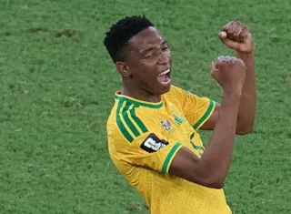 Thalente Mbatta, de Sudáfrica, celebra la victoria y clasificación de su equipo. 