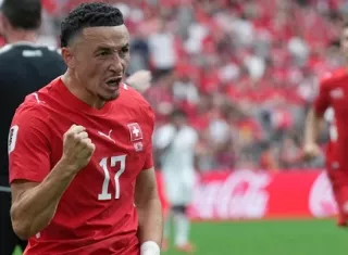 Ruben Vargas (17) celebra tras anotar el primer gol de Suiza. 