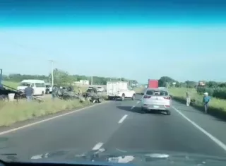 Una de las víctimas del accidente quedó atrapada dentro del automóvil y la otra fuera, siendo auxiliadas por equipos de rescate.