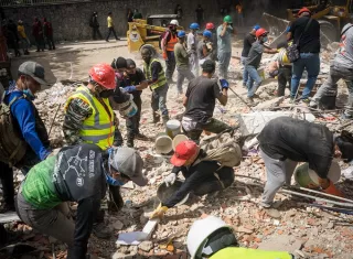 oluntarios realizan labores de remoción de escombros y rescate este jueves, en el municipio Libertador en Caracas (Venezuela). Foto. EFE