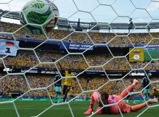 Nilson Angulo (20) anota un gol para Ecuador, batiendo al arquero alemán Manuel Neuer. 