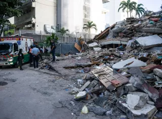 Integrantes de la Protección Civil de Venezuela participan en las labores de remoción de escombros y búsqueda de sobrevivientes entre edificios colapsados en el municipio de Chacao, en el este de Caracas. Foto. EFE