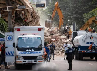 Rescatistas trabajan en una zona afectada por un terremoto, este jueves en Caracas (Venezuela). /Foto: EFE