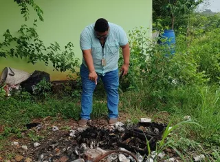 Al revisar los alrededores de la casa, entre restos de basura y madera, que hallaron los restos óseos, presuntamente del quinto cachorro.  /  Foto: Eric Montenegro