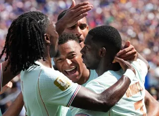 Ousmane Dembélé (der.) es felicitado por sus compañeros. 