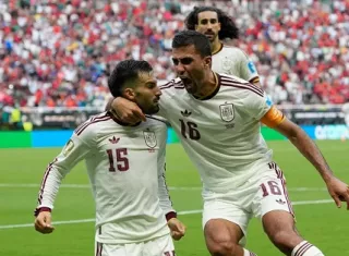 Alex Baena (izq.) es felicitado por su compañero Rodri luego de anotar el gol que dio el triunfo a España. 