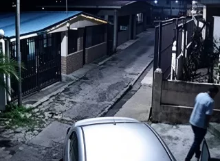La víctima iba llegando a su casa.  /  Captura de video