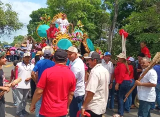 Las festividades reunieron a autoridades locales, delegaciones estudiantiles, agrupaciones folclóricas y residentes, quienes participaron activamente en las celebraciones 