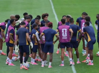 Los jugadores del equipo de Panamá reunidos en el campo de entrenamiento. Foto: FPF
