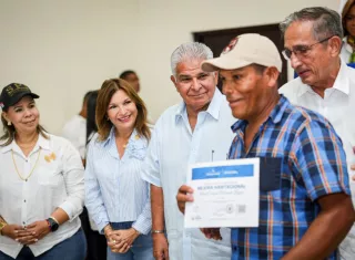 El acto se realizó en el Museo del Ferrocarril Bugabeño, en La Concepción de Bugaba, donde junto a la primera dama, Maricel Cohen de Mulino, y el ministro de Vivienda, Jaime Jované
