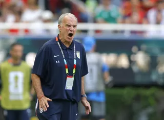 Bielsa, frustrado tras la caída de Uruguay ante España.