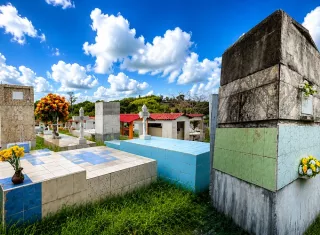 En el cementerio de Burunga, se han llegado a construir hasta seis bóvedas, una sobre otra, debido al hacinamiento. Foto. Eric Montenegro/IA