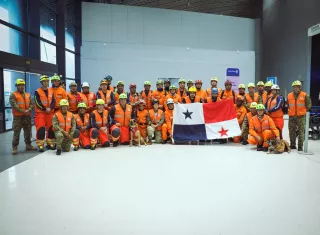 Un total de 50 rescatistas y 2 unidades caninas partieron este sábado, 27 de junio hacia Venezuela. Foto: Cortesía