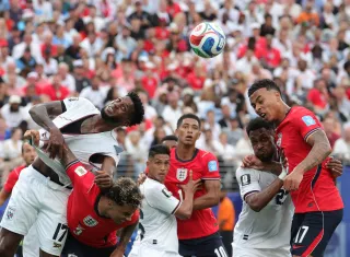 osé Fajardo (i) de Panamá disputa el balón con Morgan Rogers (d) de Inglaterra este sábado. /Foto: EFE