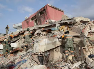 Rescatistas del Ejercito de México trabajan en un edificio afectado por los terremotos. Foto. EFE 