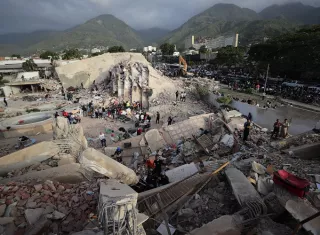 Operaciones de rescate en La Guaira, tras los terremotos. Foto. EFE