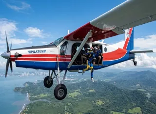 El aparato accidentado es un 'Pilatus' matriculado en Alemania, utilizado comúnmente para saltos en paracaídas. Se trataba de un avión perteneciente a un club de paracaidismo. Foto. IA