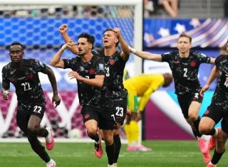 Stephen Eustáquio (7) celebra con sus compañeros el gol anotado en el triunfo de Canadá 1-0 sobre Sudáfrica.