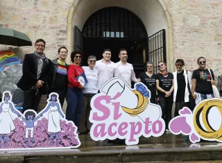La directora del Museo Nacional, Katia González (3-i), posa con integrantes de la comunidad LGBTIQ durante un acto este domingo, en Bogotá (Colombia). Foto. EFE